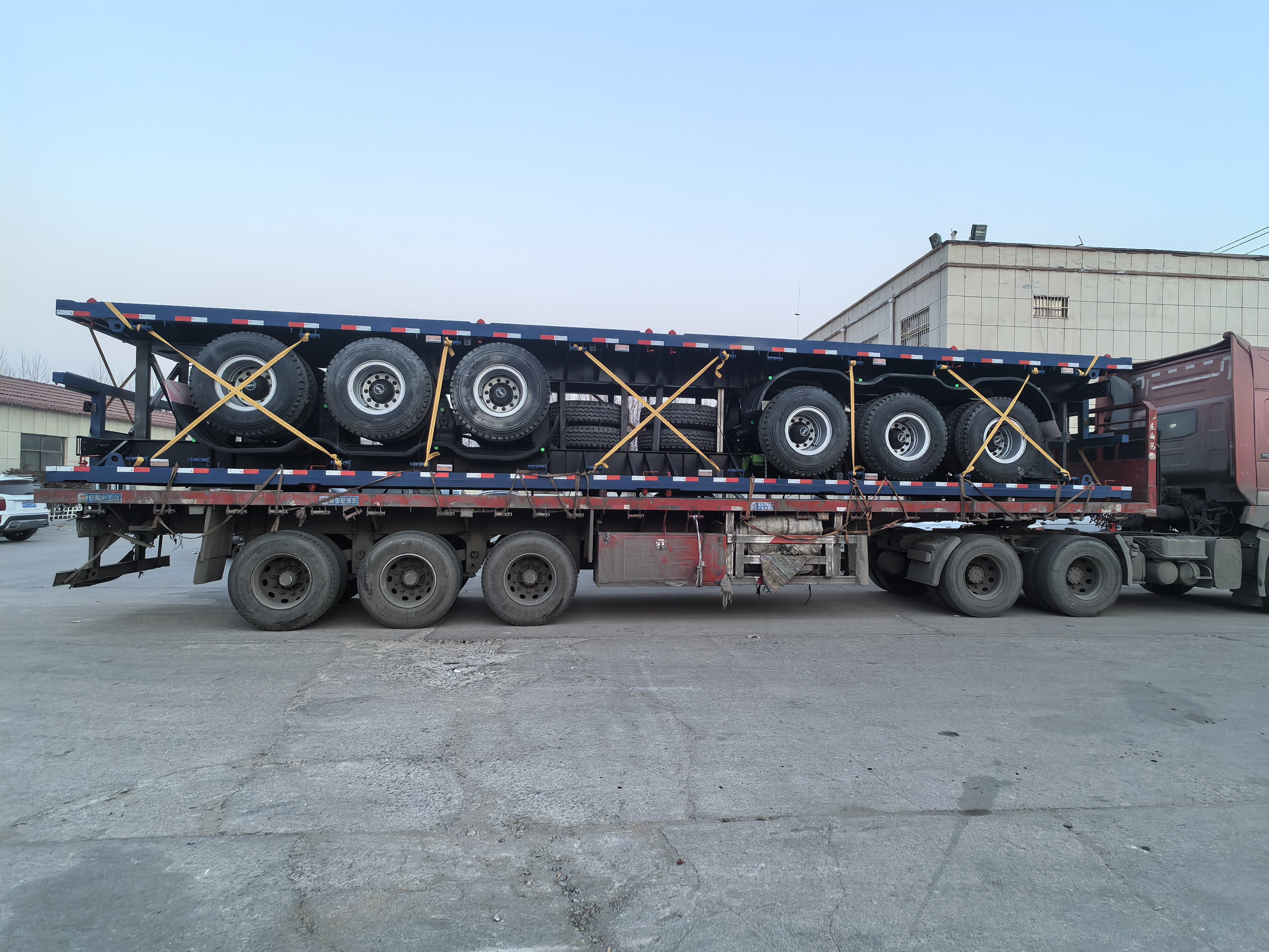 Två enheter 3 Axle Flatbed semitrailer skickas till Algeriet