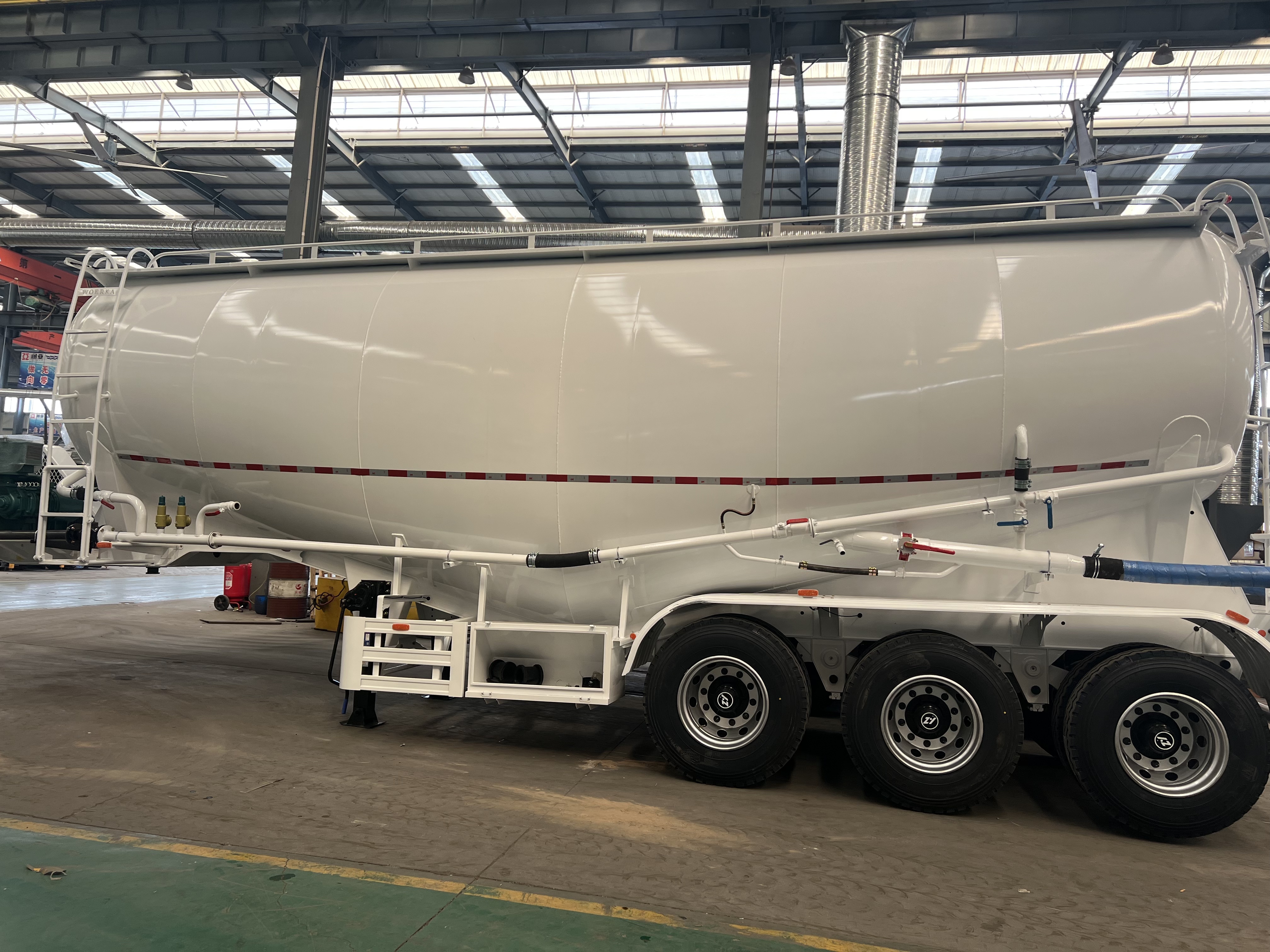 Derun cementtankfartyg som skickas till Zambia och ökar lokal transportinfrastruktur