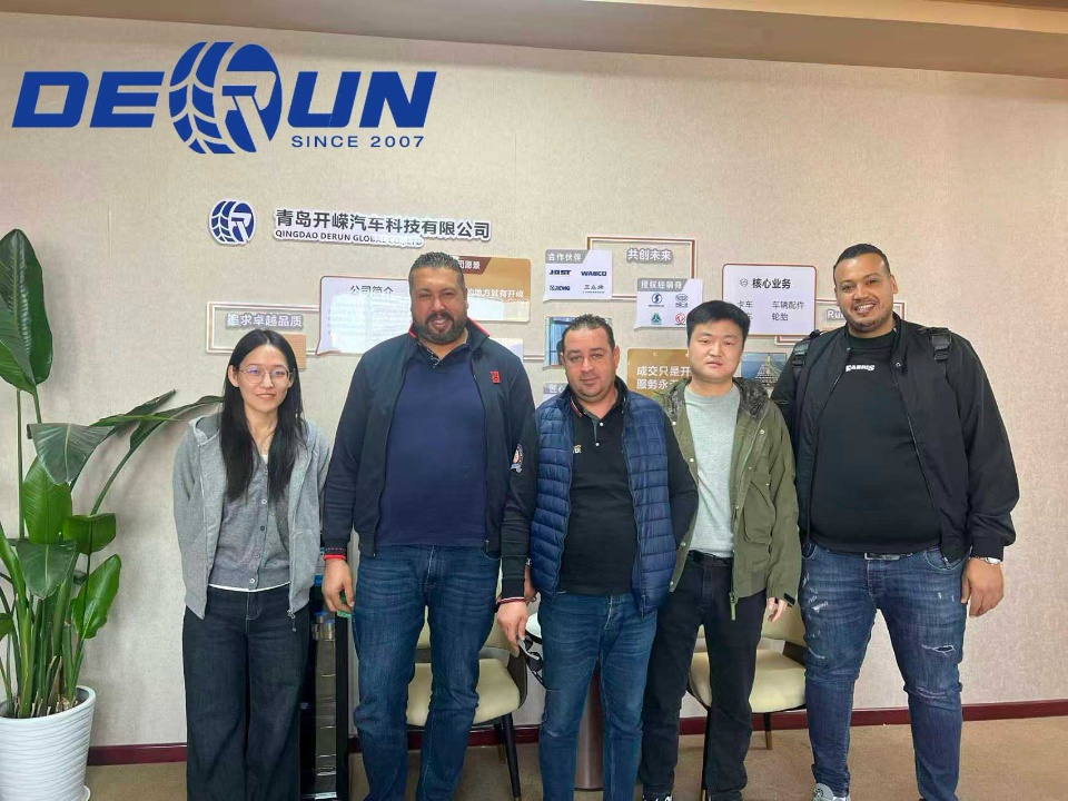 Algeriets kund besökte Shandong Derun-fordonet Algeriets kund besökte Shandong Derun-fordonet