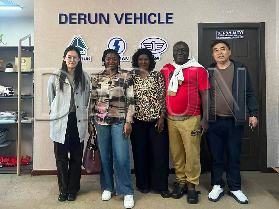 Kunder från Gabon besökte Derun Auto och köpte fem lastbilar