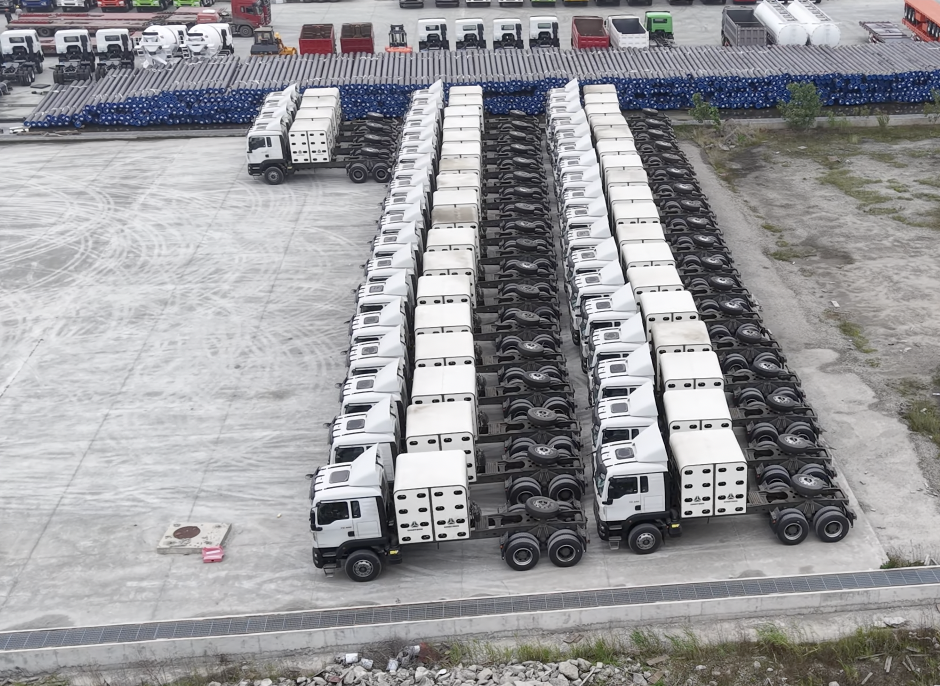 Konsekvent leveransservice tjänar ytterligare erkännande! 40 Sinotruk TX 6x4 CNG traktorlastbilar har skickats till Nigeria.